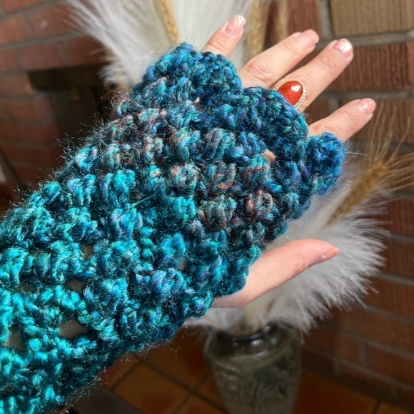 𝅺TURQUOISE CROCHETED FINGERLESS GLOVES - Picture 5 of 6